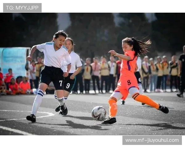 女孩足球精神：激励自信与拼搏，展现坚韧与勇敢的青春力量